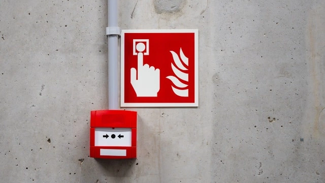 Utrymningslarm: En guide till funktion, typer och krav