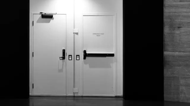 Regler för nödutgångsdörrar: En checklista med alla krav